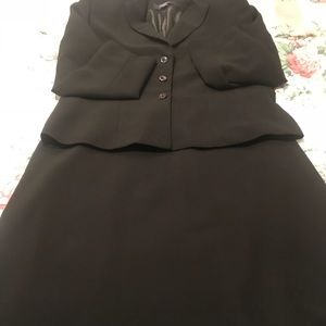 🛍 Jones Wear 2 Piece Skirt Suit -Black 16